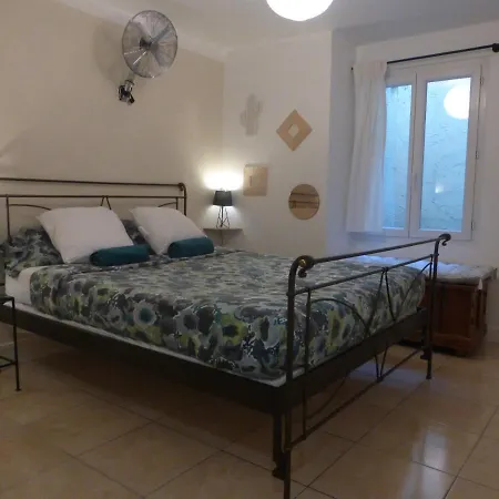 Апартаменты 6 Bedrooms Seaview House, Old Town